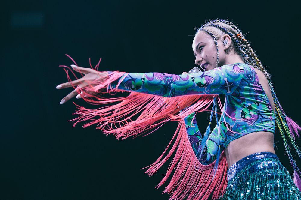 Natalia Nykiel na dachu Red Bull Tour Busa w Rzeszowie